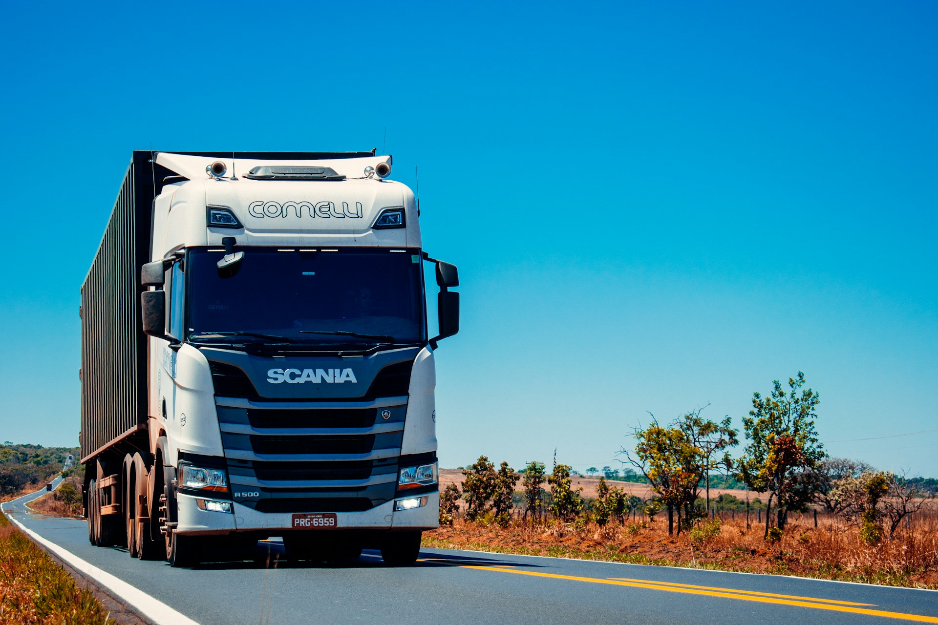 Freight truck and international logistics